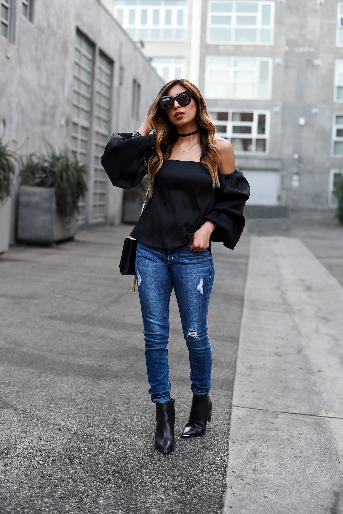 STREET STYLE | BARE SHOULDERS & RIPPED JEANS - Fancy Correctitude